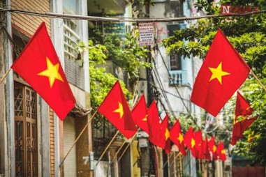 Treo cờ Tổ quốc chào mừng kỷ niệm 76 năm Quốc khánh nước Cộng hòa xã hội chủ nghĩa Việt Nam