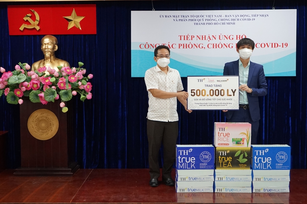  Tập đoàn TH trao tặng hơn 500.000 sản phẩm ủng hộ TP. Hồ Chí Minh chống dịch