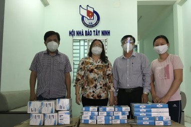 Hội Nhà báo tỉnh Tây Ninh trao 10.000 khẩu trang y tế cho cơ quan báo chí 