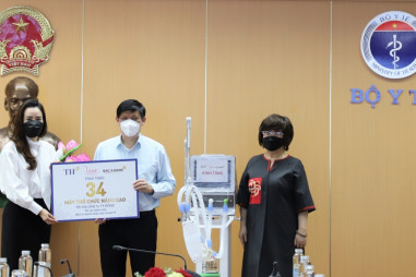 BAC A BANK trao tặng máy thở phục vụ hồi sức tích cực bệnh nhân Covid-19 nặng