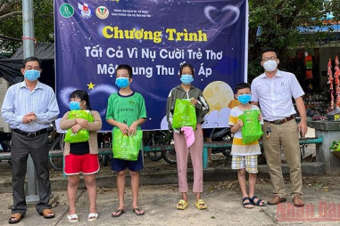 Hội Nhà báo Phú Yên mang trung thu ấm áp đến trẻ thơ