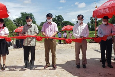 Người Việt tại Campuchia hỗ trợ xây dựng cầu đường ở tỉnh Kampot