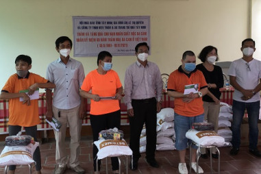Hội Nhà báo Tây Ninh trao quà cho trẻ khuyết tật và nạn nhân chất độc da cam