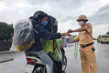 Vượt mưa gió về quê, người dân nhận hỗ trợ và đồ ăn miễn phí suốt chặng đường