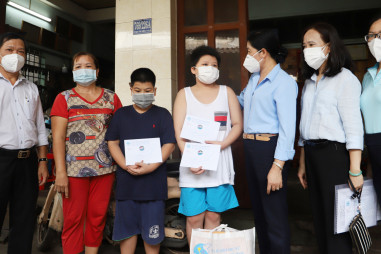 Báo Phụ nữ Việt Nam trao 75 suất quà cho trẻ mồ côi do Covid-19