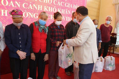 Trao 110 suất quà cho các hộ gia đình khó khăn tại huyện Quốc Oai, TP. Hà Nội