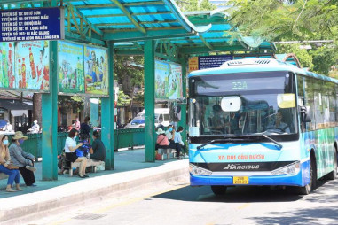 Lượng khách đi xe buýt trên địa bàn Thủ đô đang dần tăng trở lại