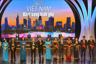 "Việt Nam - Khát vọng bình yên"- Tôn vinh các lực lượng tuyến đầu chống dịch