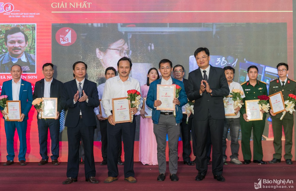 Trao giải Cuộc thi Ảnh báo chí, Video clip "Khoảnh khắc Vàng" lần thứ 10