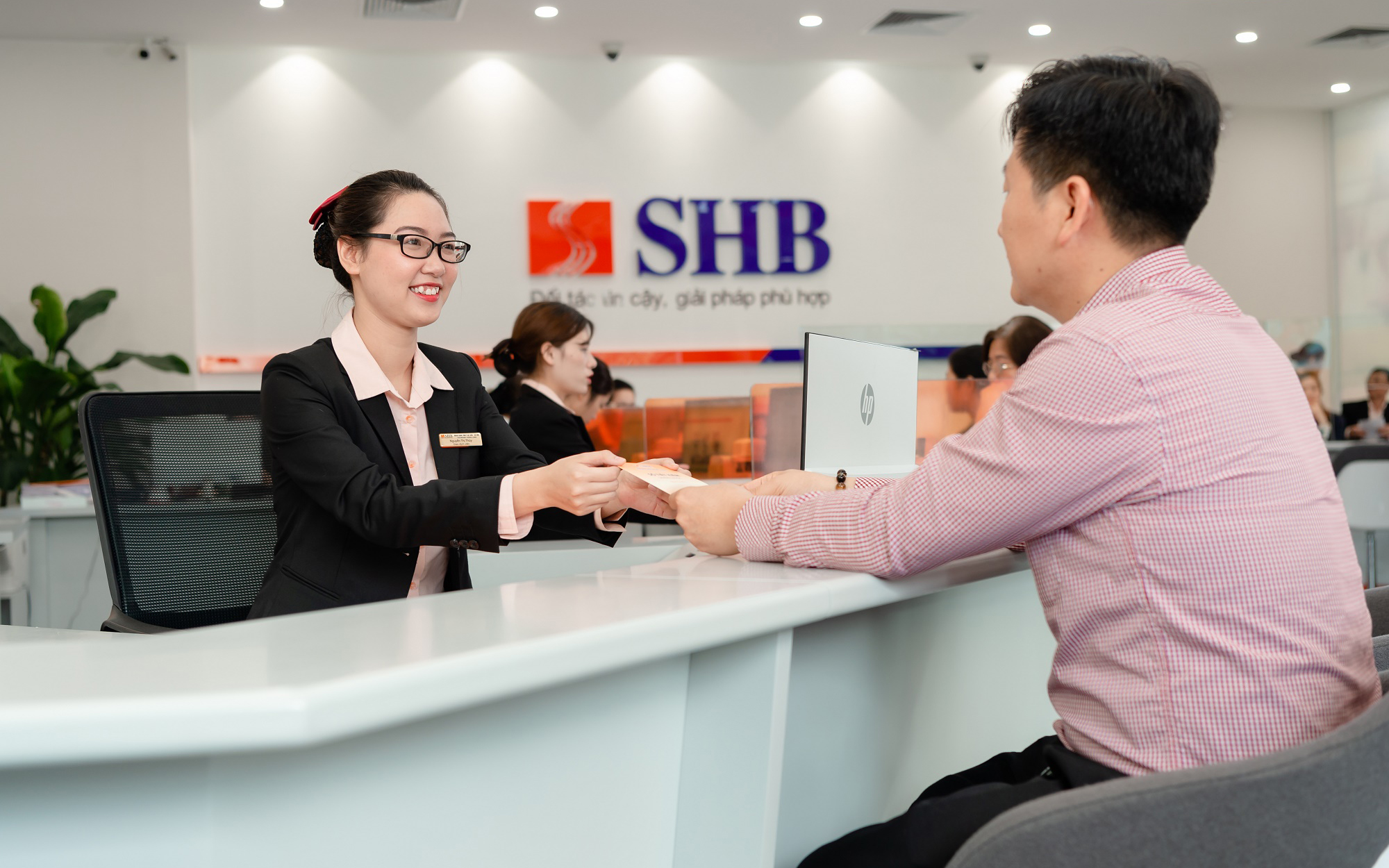 SHB tri ân khách hàng hàng chục ngàn quà tặng