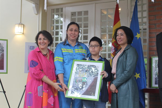 Tranh vẽ "bác sỹ đường phố" thắng giải của Đại sứ quán Tây Ban Nha