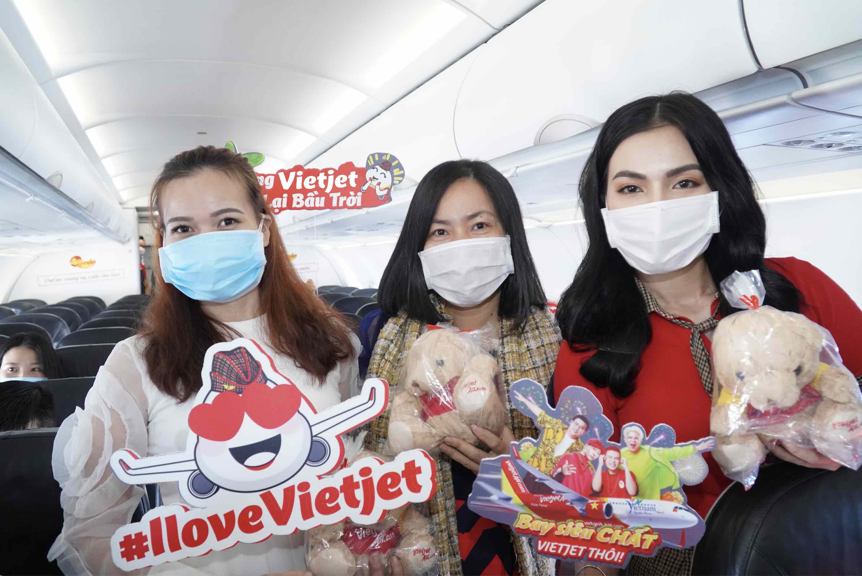 Vietjet tặng khuyến mại đặc biệt cho một nửa yêu thương của thế giới