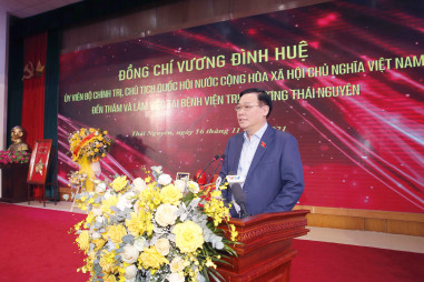 Chủ tịch Quốc hội thăm và làm việc tại Bệnh viện Trung ương Thái Nguyên