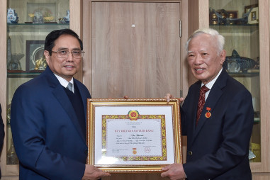 Thủ tướng trao Huy hiệu 60 năm tuổi Đảng tặng đồng chí Vũ Khoan