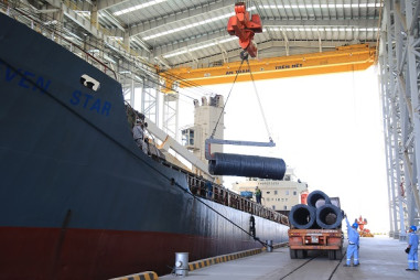 Sản lượng xuất khẩu thép Hòa Phát duy trì đà tăng trưởng dịp cuối năm