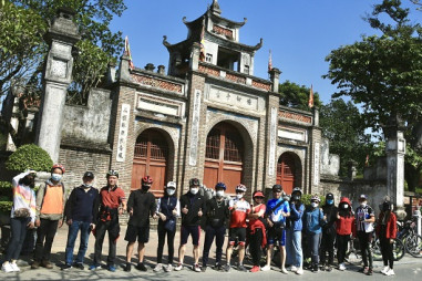 Đạp xe cùng Viet Bike Tours khám phá thành Cổ Loa