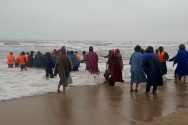 Cứu nạn thuyền của ngư dân bị sóng đánh chìm trên biển Quảng Bình