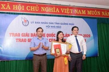Quảng Ngãi trao giải báo chí quốc gia cho tác giả đoạt giải A