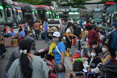 Người dân ùn ùn rời TP Hồ Chí Minh về quê đón Tết sớm