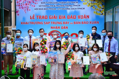 TP Hồ Chí Minh trao giải bìa báo Xuân Nhâm Dần 2022