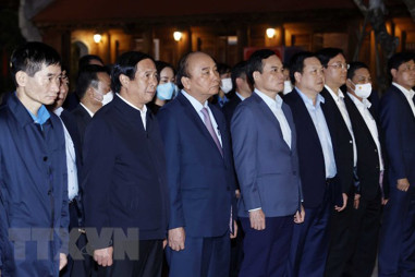 Chủ tịch nước Nguyễn Xuân Phúc dâng hương tưởng nhớ lãnh đạo Đảng, Nhà nước