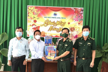 Hội Nhà báo tỉnh Tây Ninh thăm, tặng quà cán bộ, chiến sĩ biên phòng