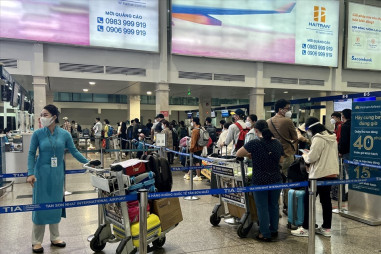 Sân bay Nội Bài và Tân Sơn Nhất đón lượng khách lớn sau Tết