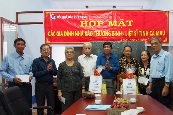 Hội Nhà báo Việt Nam trao quà cho nhà báo Thương binh – Liệt sĩ tại Cà Mau