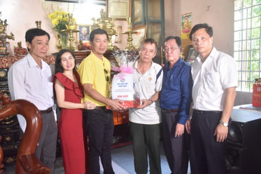 Hội Nhà báo Việt Nam thăm và tặng quà cho thân nhân các nhà báo liệt sĩ