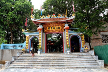 Đầu năm đi lễ Đền thờ thần vệ quốc Hoàng Bảy - Lào Cai