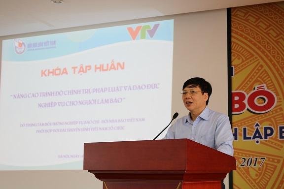 Phẩm chất chính trị và đạo đức của người làm báo