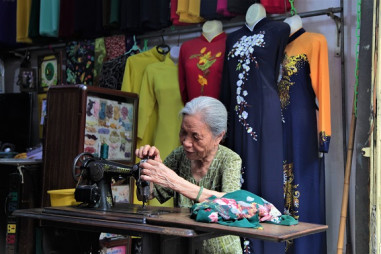 Người phụ nữ 70 năm "thổi hồn" và tôn vinh tà áo dài Việt Nam