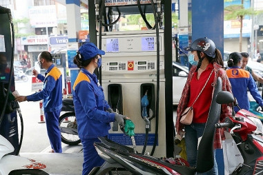 Phó Thủ tướng: Điều hành giá xăng dầu bám sát giá thị trường thế giới
