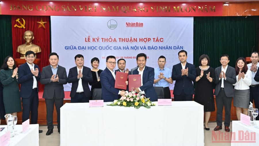 Báo Nhân Dân và Đại học Quốc gia Hà Nội ký kết hợp tác