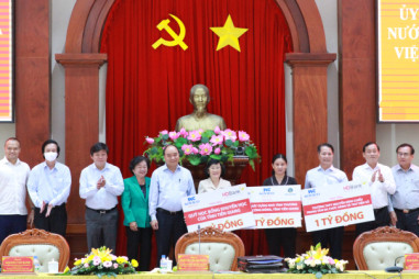 HDBank ủng hộ quỹ học bổng tại 2 tỉnh Tiền Giang và Cần Thơ