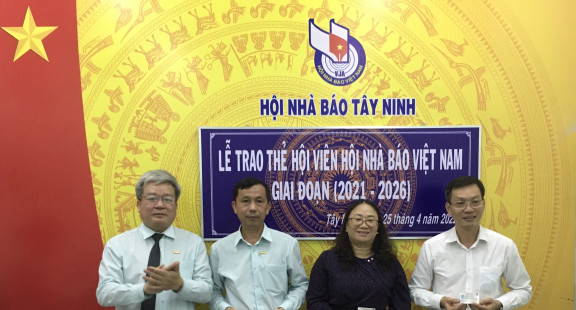 Trao thẻ hội viên Hội Nhà báo Việt Nam