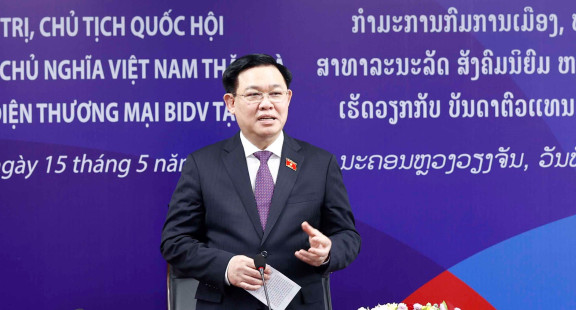 Chủ tịch Quốc hội Vương Đình Huệ thăm và làm việc với các hiện diện thương mại BIDV tại Lào