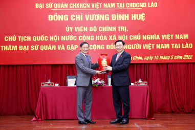Chủ tịch Quốc hội Vương Đình Huệ gặp mặt cộng đồng người Việt tại Lào