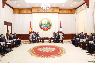 Chủ tịch Quốc hội Vương Đình Huệ hội kiến với Thủ tướng Lào