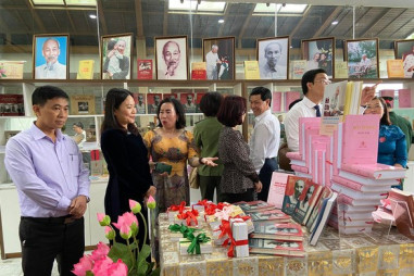 Khai trương Phòng trưng bày sách về Chủ tịch Hồ Chí Minh