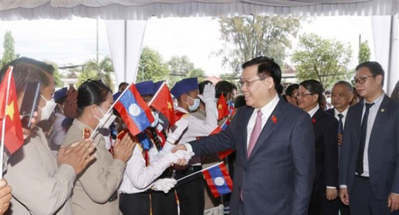 Báo chí Lào đưa tin đậm nét về chuyến thăm của Chủ tịch Quốc hội