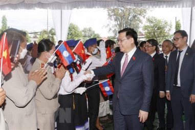 Báo chí Lào đưa tin đậm nét về chuyến thăm của Chủ tịch Quốc hội