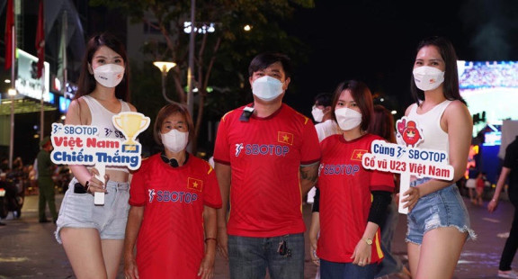 TP Hồ Chí Minh: CĐV “cháy hết mình” trên phố đi bộ cổ vũ trận bán kết Việt Nam – Malaysia