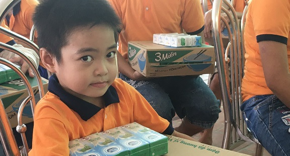 Hội Nhà báo Tây Ninh tặng quà cho trẻ khuyết tật và nạn nhân chất độc da cam