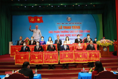 THACO nhận cờ thi đua xuất sắc của Chính phủ