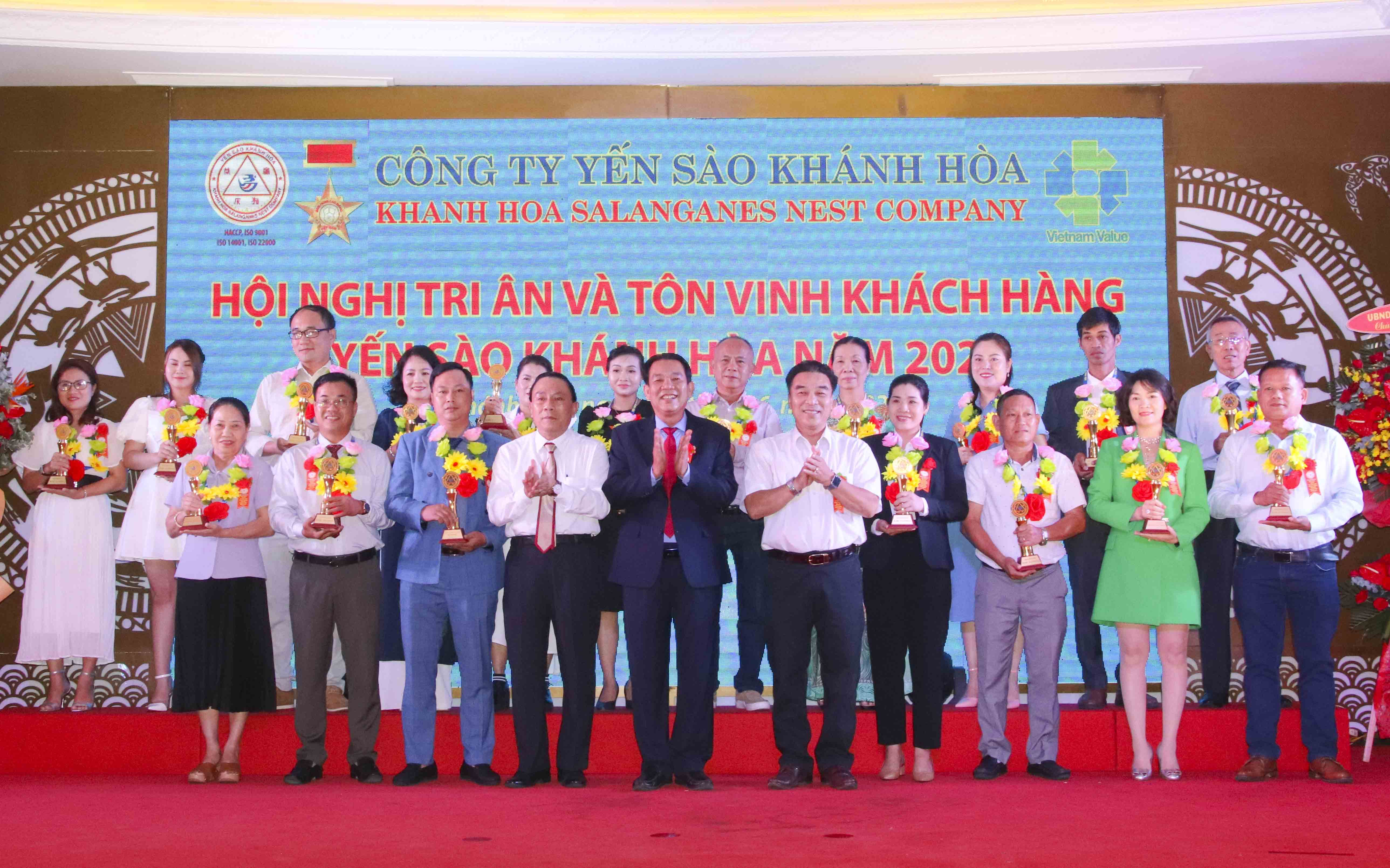 Yến sào Khánh Hòa trao thưởng 128 danh hiệu cho các đại lý, NPP tiêu biểu