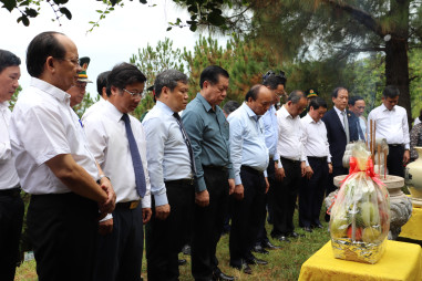 Chủ tịch nước Nguyễn Xuân Phúc viếng mộ Đại tướng Võ Nguyên Giáp