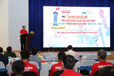 Báo Người Lao Động trao giải cuộc thi viết "Chủ quyền quốc gia bất khả xâm phạm"