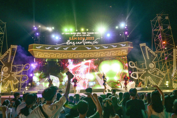 Đan Trường mang “Tình khúc vàng” đến với khán giả Sầm Sơn trong đêm nhạc Sun Fest thứ 9