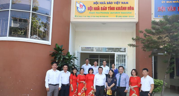 Đoàn công tác Báo Nhân Dân làm việc với Hội Nhà báo tỉnh Khánh Hòa
